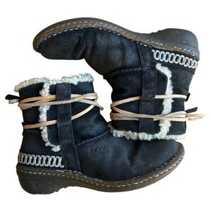 UGG AUSTRALIA COVE SHEARLING TRIMMED ANKLE BOOTS